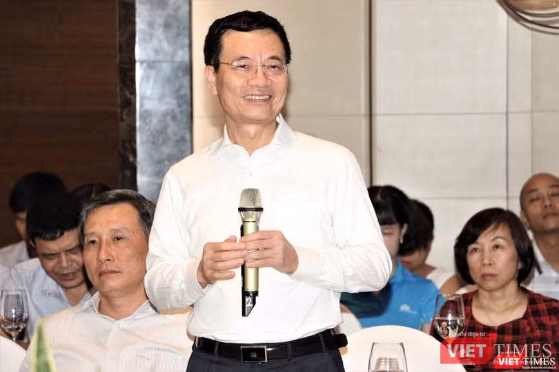Bộ trưởng Nguyễn Mạnh Hùng cho rằng xây dựng chính quyền số nên bắt đầu từ đáy, tức là từ những yếu tố nhỏ nhất, bắt đầu từ cấp xã, sau đó lên cấp huyện, thành phố (ảnh: Đăng Khoa) Bộ trưởng Nguyễn Mạnh Hùng cho rằng xây dựng chính quyền số nên bắt đầu từ đáy, tức là từ những yếu tố nhỏ nhất, bắt đầu từ cấp xã, sau đó lên cấp huyện, thành phố (ảnh: Đăng Khoa)