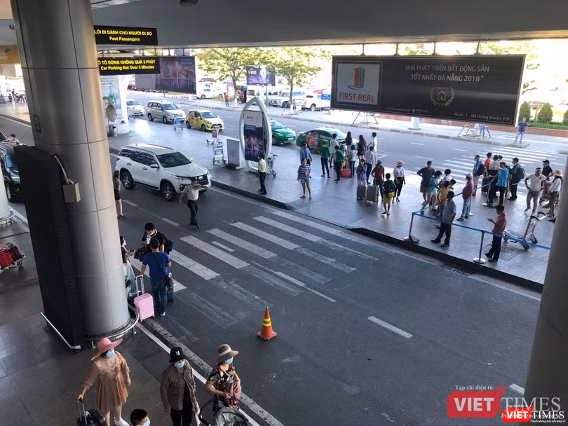 Hình ảnh tại ga đến (Arrivals) Hình ảnh tại ga đến (Arrivals)