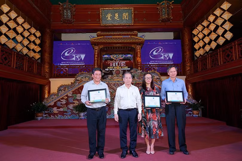 ông Phan Ngọc Thọ - Chủ tịch UBND tỉnh Thừa Thiên Huế trao chứng nhận cho đại diện TP Đà Nẵng, tỉnh Thừa Thiên Huế và tỉnh Quảng Ninh