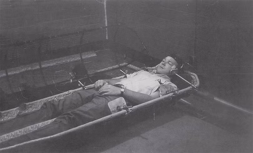 David Myers tiến hành thử nghiệm năm 1961 trong lồng kim loại lắc sang trái phải liên tục. Ông cho biết cuộc thử nghiệm chỉ khiến ông buồn ngủ. Ảnh:Courtesy of Gallaudet University Archives. Nguoi khuyet tat lam phi hanh gia tot hon nguoi thuong? hinh anh 2
