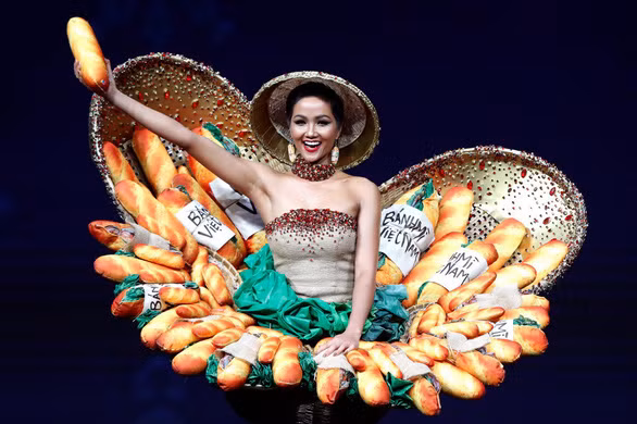 Hoa hậu H'Hen Niê với trang phục bánh mì (ảnh: Missology)