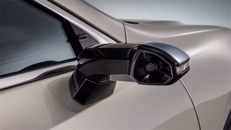 Lexus ES bán tại Nhật cũng không dùng gương, mà là hệ thống camera. Ảnh:Lexus
