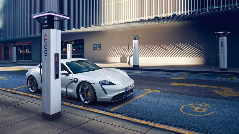 Xe Porsche chạy điện bên cột sạc Xe Porsche chạy điện bên cột sạc