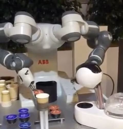 Robot pha cà phê ở Diễn đàn Kinh tế Thế giới - ảnh 1