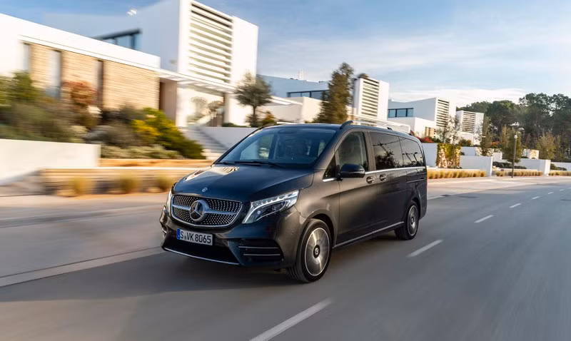 V 250 AMG có thiết kế bên ngoài thể thao và khỏe khoắn hơn so với bản V 250 Luxury V 250 AMG có thiết kế bên ngoài thể thao và khỏe khoắn hơn so với bản V 250 Luxury