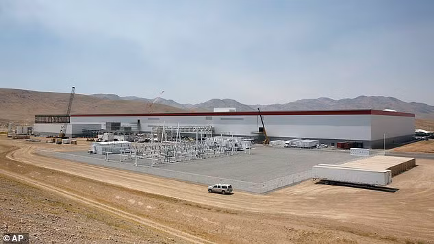 Các nhà nghiên cứu cho biết, đến năm 2040, nước Anh có thể có 8 nhà máy Gigafactory, tương tự như nhà máy Tesla được thấy ở đây, để sản xuất và tái chế pin xe điện