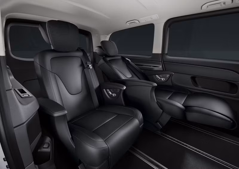 Hàng ghế giữa của V 250 AMG với 2 ghế thương gia cỡ lớn điều chỉnh điện với bộ nhớ ghế riêng biệt Hàng ghế giữa của V 250 AMG với 2 ghế thương gia cỡ lớn điều chỉnh điện với bộ nhớ ghế riêng biệt