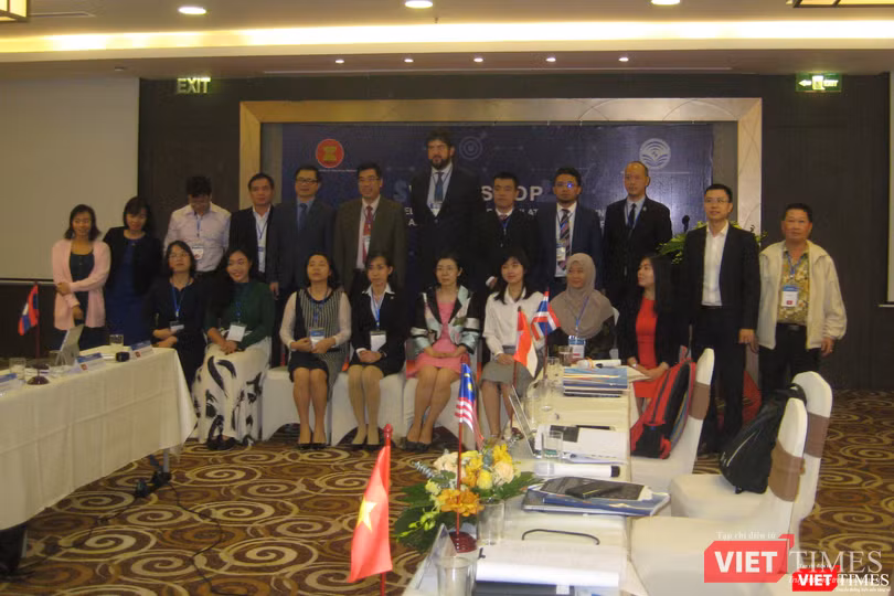 Các đại biểu tham dự hội nghị chụp ảnh kỷ niệm Các đại biểu tham dự hội nghị chụp ảnh kỷ niệm