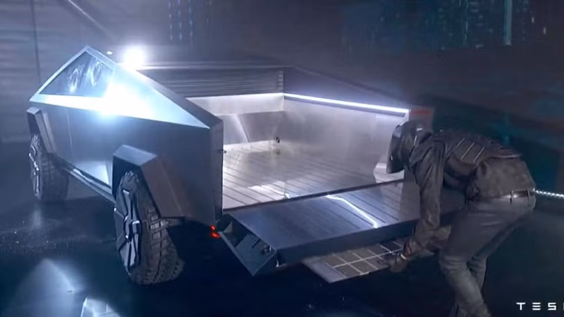 Tesla Cybertruck hướng đến là một chiếc bán tải đa dụng với khả năng tải hàng lên tới 1,6 tấn Tesla Cybertruck hướng đến là một chiếc bán tải đa dụng với khả năng tải hàng lên tới 1,6 tấn