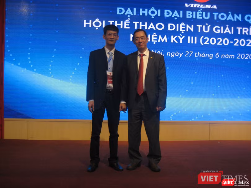 Ông Nguyễn Xuân Cường - tân Chủ tịch Hội Thể thao Điện tử Giải trí Việt Nam (trái) và TS. Mai Anh - Chủ tịch Hội nhiệm kỳ thứ hai. Ông Nguyễn Xuân Cường - tân Chủ tịch Hội Thể thao Điện tử Giải trí Việt Nam (trái) và TS. Mai Anh - Chủ tịch Hội nhiệm kỳ thứ hai.