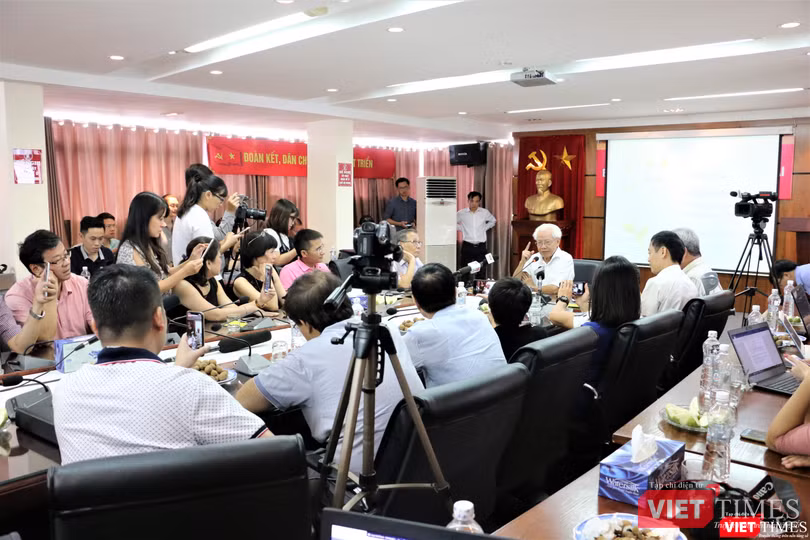 Buổi thảo luận có sự góp mặt của giáo sư Hồ Ngọc Đại đã thu hút sự chú ý của đông đảo báo chí, truyền thông Buổi thảo luận có sự góp mặt của giáo sư Hồ Ngọc Đại đã thu hút sự chú ý của đông đảo báo chí, truyền thông