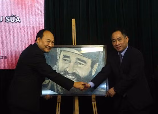 Bàn giao bức tranh "Chân dung Fidel Castro" sau khi tu sửa