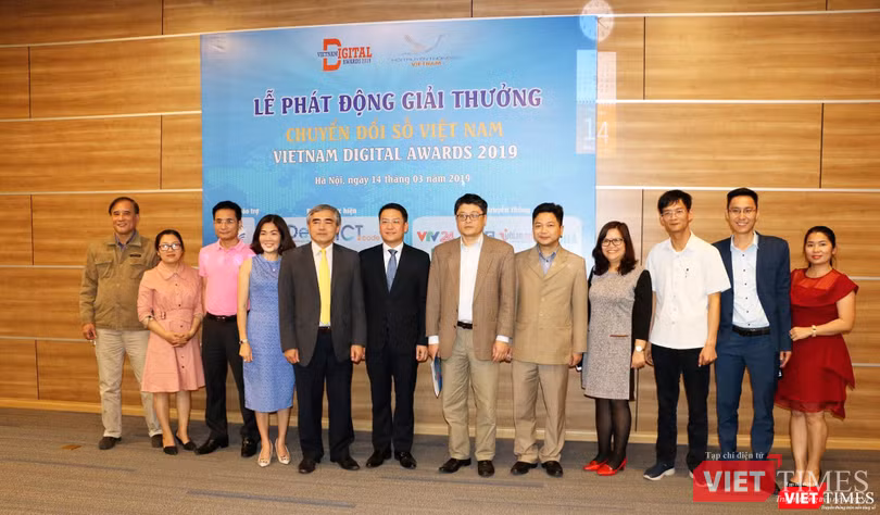 Đại diện Hội Truyền thông Số Việt Nam và các đơn vị chụp ảnh lưu niệm