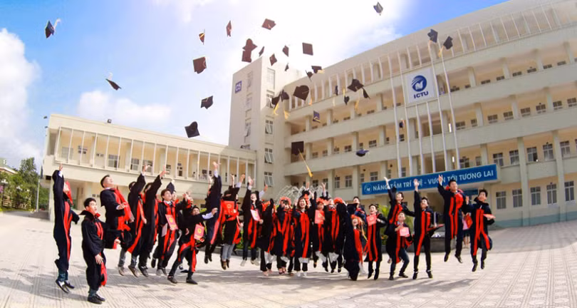 Sinh viên Trường Đại học Công nghệ Thông tin và Truyền thông Thái Nguyên vui mừng sau lễ tốt nghiệp. Ảnh: ICTU. Sinh viên Trường Đại học Công nghệ Thông tin và Truyền thông Thái Nguyên vui mừng sau lễ tốt nghiệp. Ảnh: ICTU.