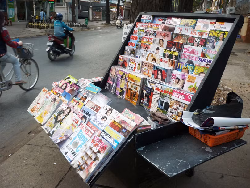 Những sạp báo như thế này đang ngày càng vắng bóng trên địa bàn nhiều tỉnh, thành. Những sạp báo như thế này đang ngày càng vắng bóng trên địa bàn nhiều tỉnh, thành.