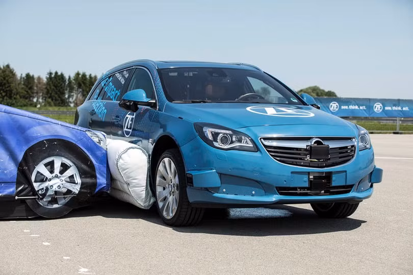 Tự động bung ra khi có vật thể nguy hiểm lao đến xe. Ảnh: AutoBlog Tự động bung ra khi có vật thể nguy hiểm lao đến xe. Ảnh: AutoBlog