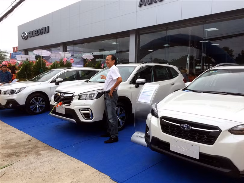Khách hàng tham quan các mẫu xe mới nhất của Subaru tại Cần Thơ. Ảnh: Tr.N