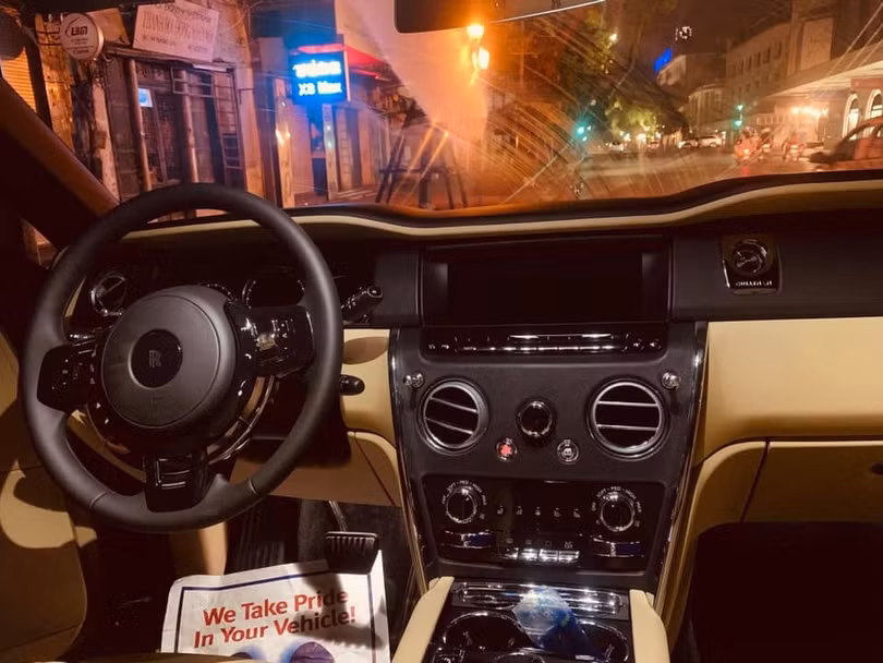 Bên trong xe Rolls-Royce Cullinan thứ 3 Bên trong xe Rolls-Royce Cullinan thứ 3