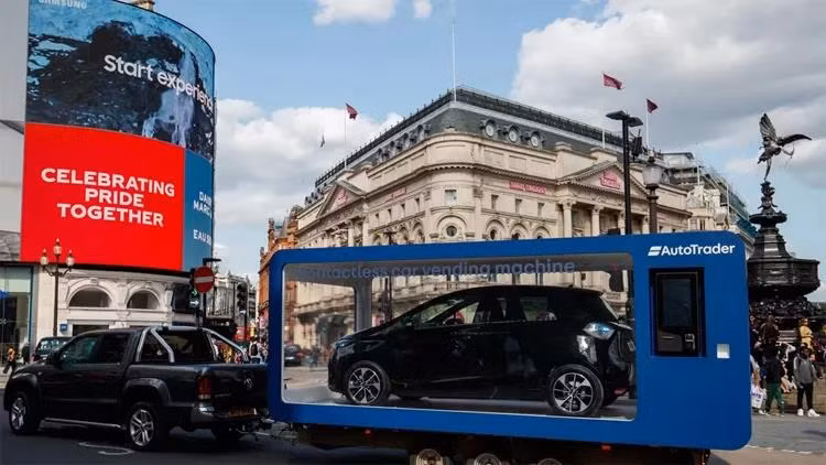 Hiện chiếc máy bán ôtô tự động chứa một chiếc Renault Zoe và giá bán là 19.000 USD