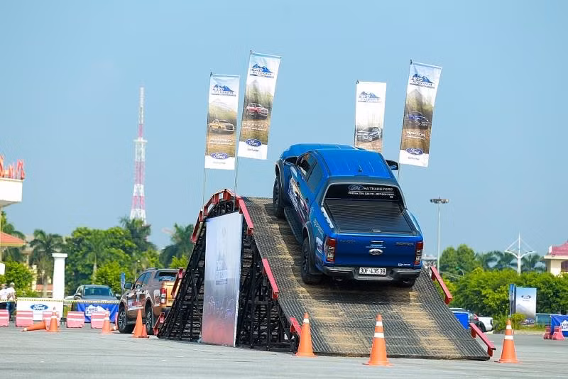 Khách hàng tham gia sự kiện sẽ đồng thời được chia sẻ các kỹ năng lái xe an toàn và tiết kiệm nhiên liệu Khách hàng tham gia sự kiện sẽ đồng thời được chia sẻ các kỹ năng lái xe an toàn và tiết kiệm nhiên liệu