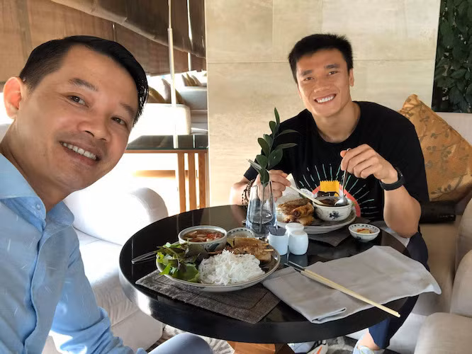 Trên trang cá nhân của mình, vị doanh nhân này đã chia sẻ nhiều hình ảnh chụp cùng thủ môn Bùi Tiến Dũng (Ảnh: FBNV)