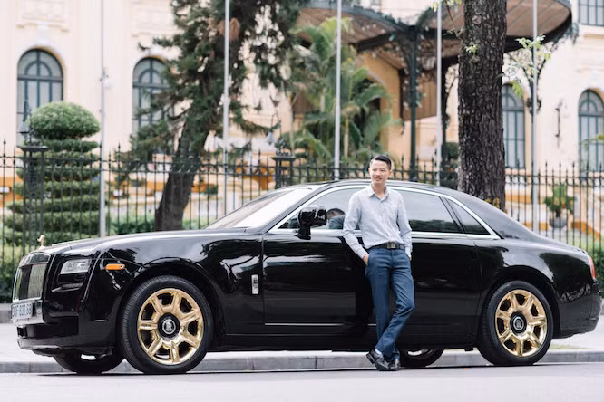 Doanh nhân Phạm Hữu Tuấn đang sở hữu một chiếc Rolls Royce trong bộ sưu tập của mình. (Ảnh: FBNV)
