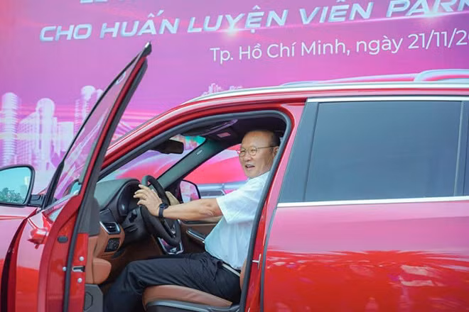 Huấn luyện viên Park Hang Seo chiếc SUV LUX SA2.0 màu đỏ Huấn luyện viên Park Hang Seo chiếc SUV LUX SA2.0 màu đỏ