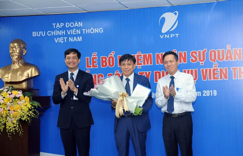 ông Lương Hồng Khanh nhận hoa chúc mừng từ lãnh đạo Tập đoàn ông Lương Hồng Khanh nhận hoa chúc mừng từ lãnh đạo Tập đoàn