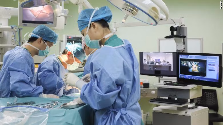 Các bác sỹ Trung Quốc thực hiện một ca mổ với hình ảnh được truyền đi bằng công nghệ 5G Các bác sỹ Trung Quốc thực hiện một ca mổ với hình ảnh được truyền đi bằng công nghệ 5G
