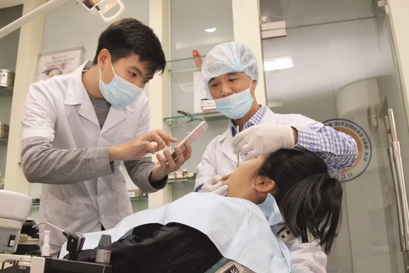 Bác sĩ đang chữa răng cho bệnh nhân