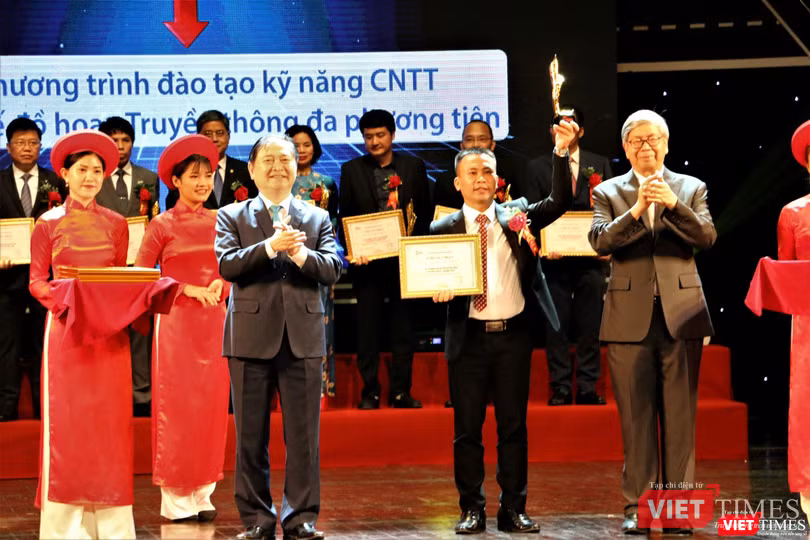 ông Hoàng Văn Thắng nhận giải thưởng Chuyển đổi Số ông Hoàng Văn Thắng nhận giải thưởng Chuyển đổi Số