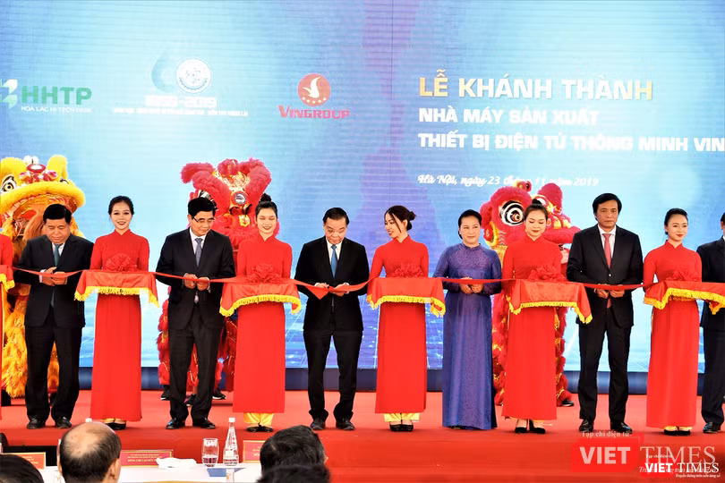 Chủ tịch Quốc hội và lãnh đạo các Bộ, ngành cắt băng khánh thành nhà máy của VinGroup