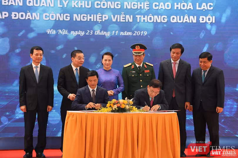 Bà Nguyễn Thị Kim Ngân chứng kiến lễ ký của đại diện Viettel và Ban quản lý khu CN cao Hòa Lạc