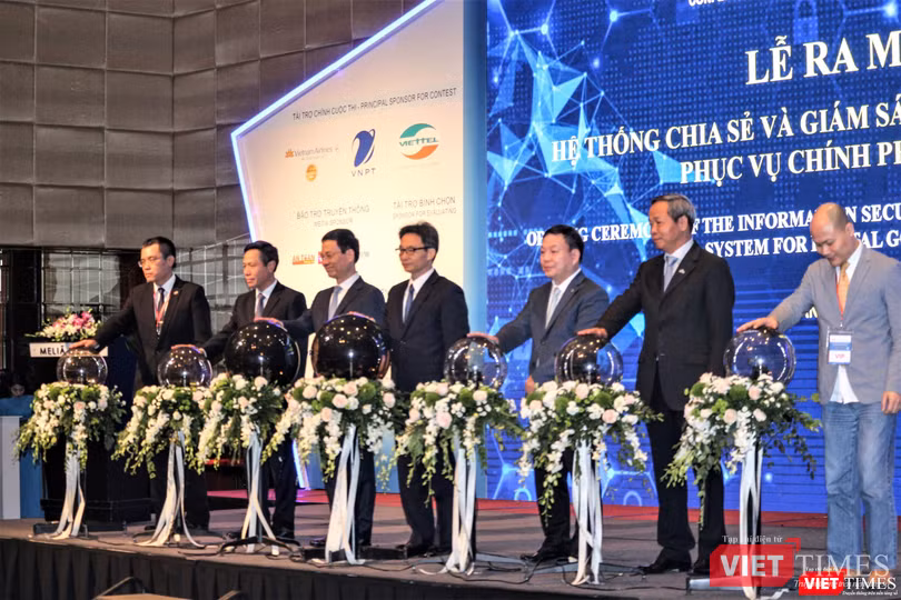 Phó Thủ tướng Vũ Đức Đam, Bộ trưởng Nguyễn Mạnh Hùng và đại diện Viettel, CMC, VNPT, FPT và BKAV bấm nút khai trương Hệ thống Phó Thủ tướng Vũ Đức Đam, Bộ trưởng Nguyễn Mạnh Hùng và đại diện Viettel, CMC, VNPT, FPT và BKAV bấm nút khai trương Hệ thống