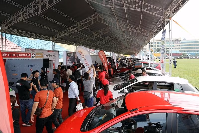 Ngoài hoạt động mua bán và lái thử xe, khách tham quan sẽ được tư vấn về bảo dưỡng, chăm sóc, độ xe