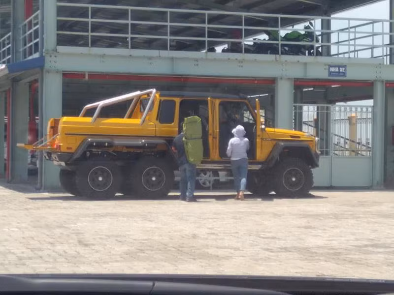 Chiếc Mercedes-Benz G63 AMG 6x6 tại một công trường