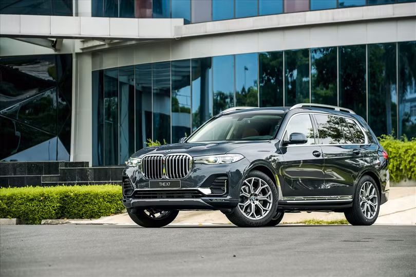 BMW X7 hoàn toàn mới bao gồm 7 chỗ ngồi và được trang bị tiêu chuẩn gói thiết kế Pure Excellence