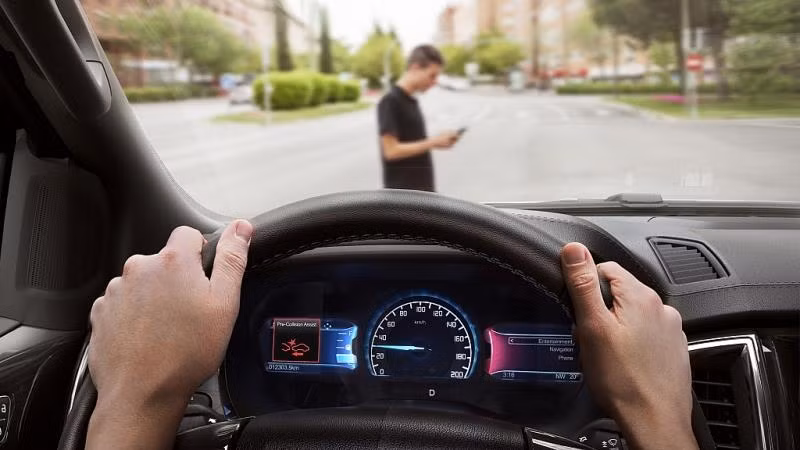 Hệ thống Hỗ trợ kiểm soát làn đường của Ford sẽ cảnh báo người lái và tự động cung cấp lực để điều chỉnh vô lăng Hệ thống Hỗ trợ kiểm soát làn đường của Ford sẽ cảnh báo người lái và tự động cung cấp lực để điều chỉnh vô lăng