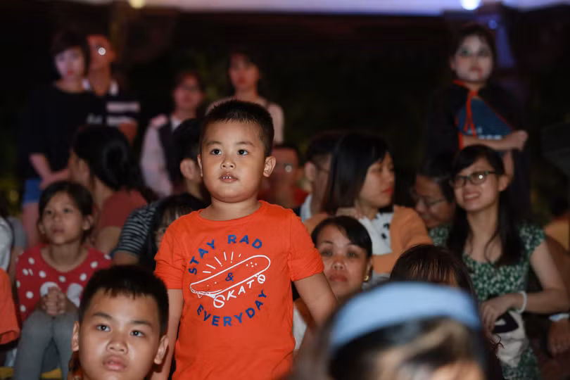 Khán giả từ người lớn đến các em nhỏ đều say sưa theo dõi đến khi bộ phim kết thúc Khán giả từ người lớn đến các em nhỏ đều say sưa theo dõi đến khi bộ phim kết thúc