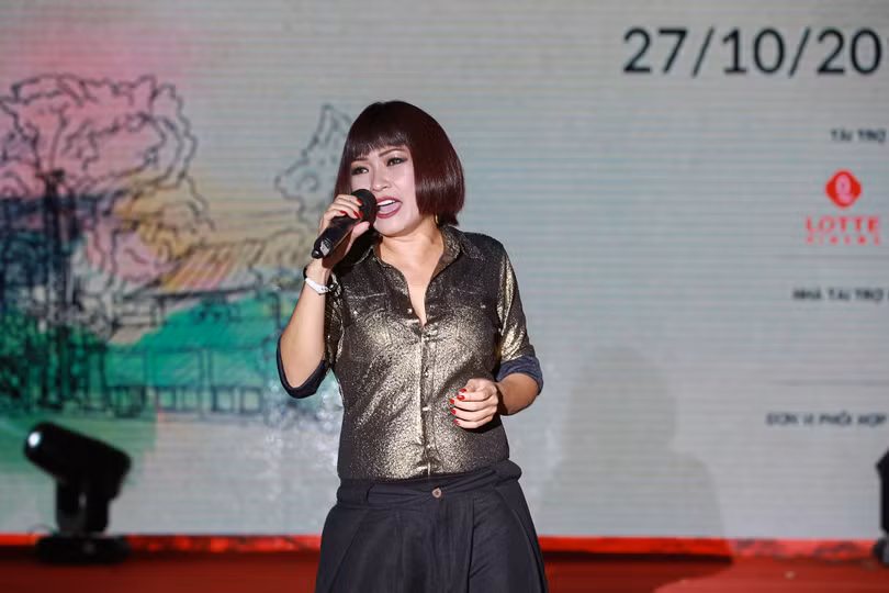 Ca sỹ Phương Thanh "cháy" hết mình với khán giả Ca sỹ Phương Thanh "cháy" hết mình với khán giả