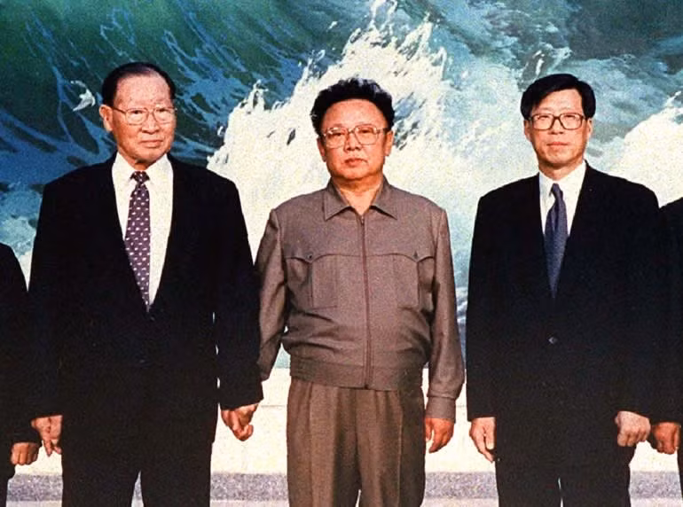 Cựu Chủ tịch Chung Ju-yung chụp ảnh chung với cố Chủ tịch Triều Tiên Kim Jong Il vào năm 1998 (ảnh Reuters) Cựu Chủ tịch Chung Ju-yung chụp ảnh chung với cố Chủ tịch Triều Tiên Kim Jong Il vào năm 1998 (ảnh Reuters)