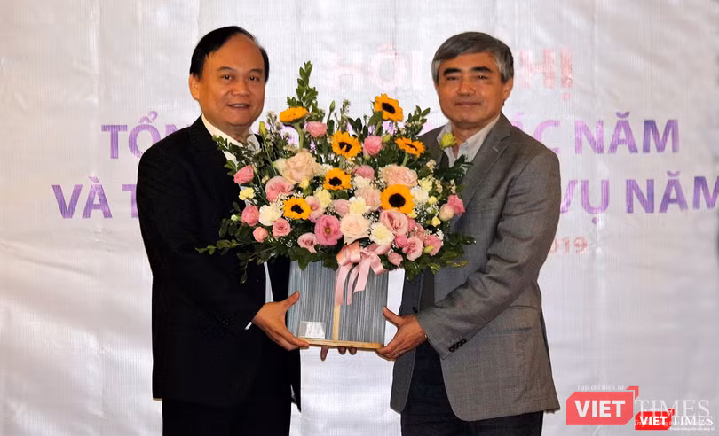 Ông Phạm Gia Khải (bên trái), Giám đốc Trung Tâm Kinh tế số nhận hoa từ Chủ tịch Hội Truyền thông Số Việt Nam
