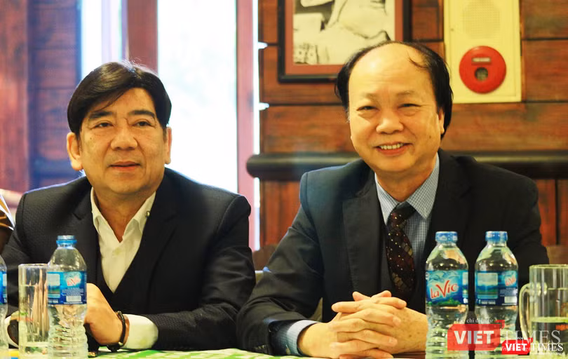 Ông Nguyễn Đình Thắng (bên phải) bày tỏ sẵn lòng đóng góp cho sự phát triển của Hội cũng như sự nghiệp số hóa, phát triển CNTT, TTS của đất nước.