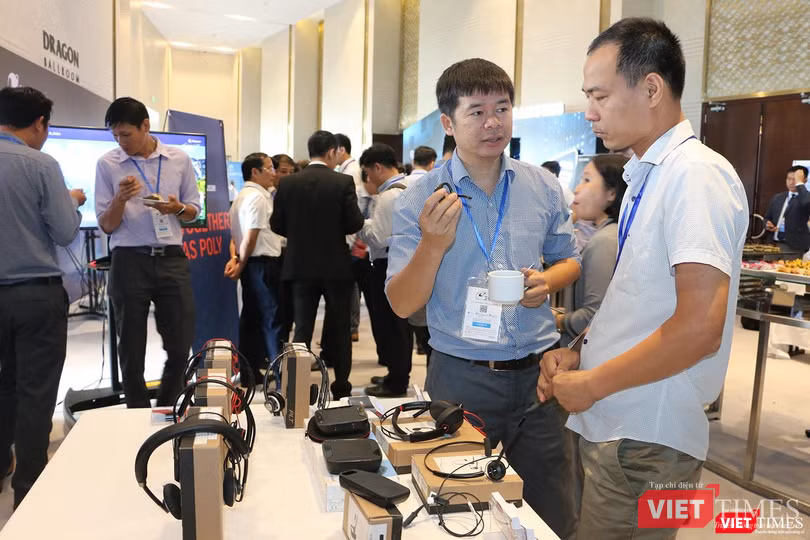 Khách tham quan gian triển lãm của công ty Poly Khách tham quan gian triển lãm của công ty Poly