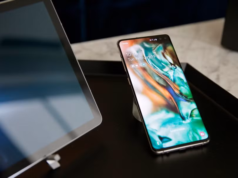 Galaxy S10 Plus (ảnh AP) Galaxy S10 Plus (ảnh AP)