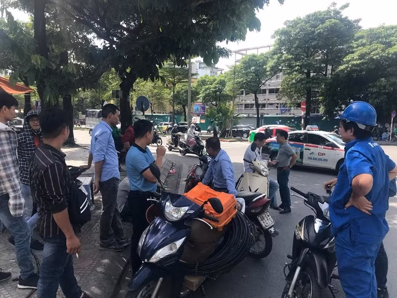 Các doanh nghiệp viễn thông, Internet và truyền hình có mặt tại hiện trường bị cắt cáp.