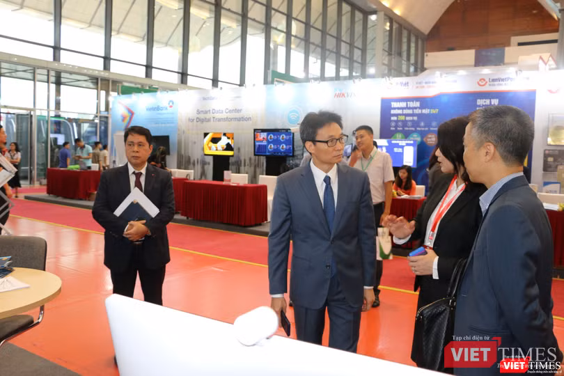Phó Thủ tướng Vũ Đức Đam thăm các gian hàng triển lãm bên lề Diễn đàn cấp cao về Công nghiệp 4.0