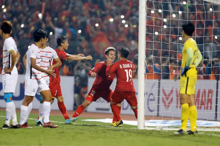 Nguyễn Quang Hải số 19 là ngôi sao trẻ đầy triển vọng của Việt Nam (ảnh: Fox Sport) Nguyễn Quang Hải số 19 là ngôi sao trẻ đầy triển vọng của Việt Nam (ảnh: Fox Sport)