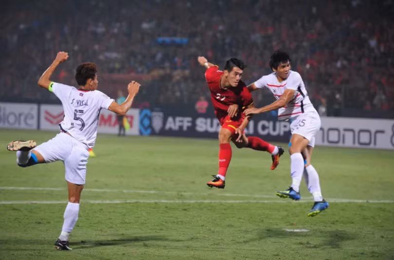 Tiền đạo Nguyễn Tiến Linh đánh đầu ghi bàn mở tỷ số (ảnh: Fox Sport) Tiền đạo Nguyễn Tiến Linh đánh đầu ghi bàn mở tỷ số (ảnh: Fox Sport)