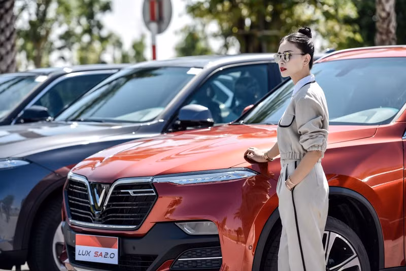 Ngô Thanh Vân khoe dáng bên dàn xe VinFast sang trọng và đẳng cấp